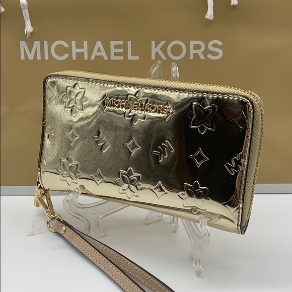 Michael Kors Handbags - MICHAEL KORS JET SET TRAVEL LG FLAT MF PHN CASE
